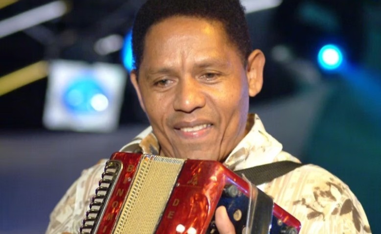 A sus 70 años Israel Romero, El “Pollo Irra”, sigue picando su acordeón